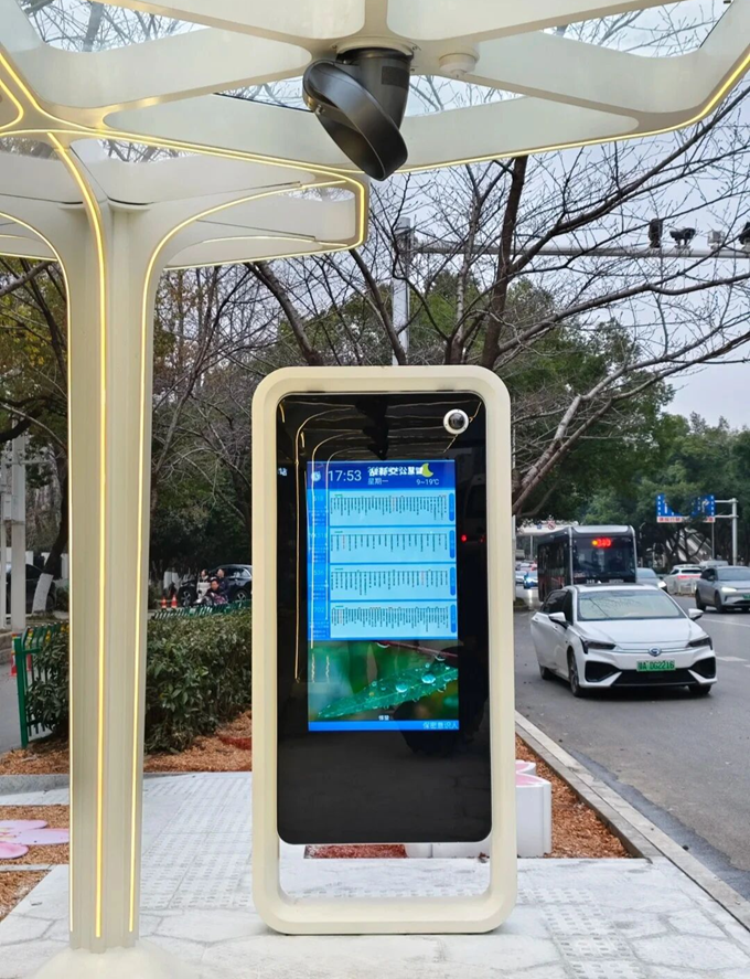 Una pensilina dell'autobus che cattura la primavera di Wuhan_2.png