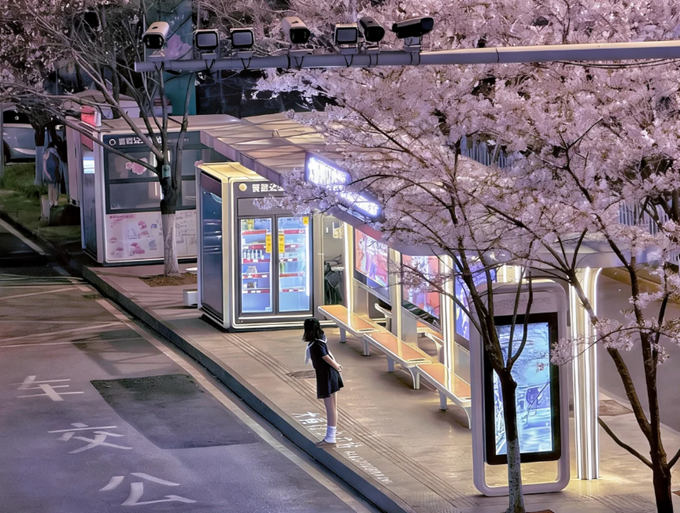 Una pensilina dell'autobus che cattura la primavera di Wuhan.png