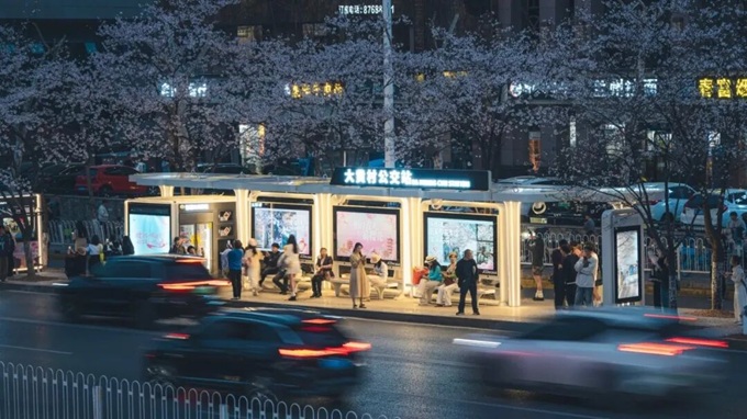 Una pensilina dell'autobus che cattura la primavera di Wuhan_7.jpg